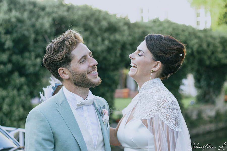 Mariée dans sa voiture de mariage